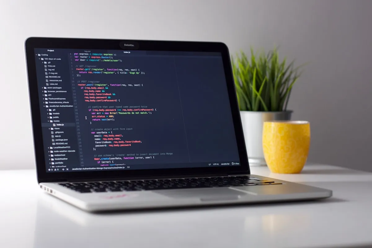 다양한 블로그 플랫폼 비교 - 모니터의 코드 화면