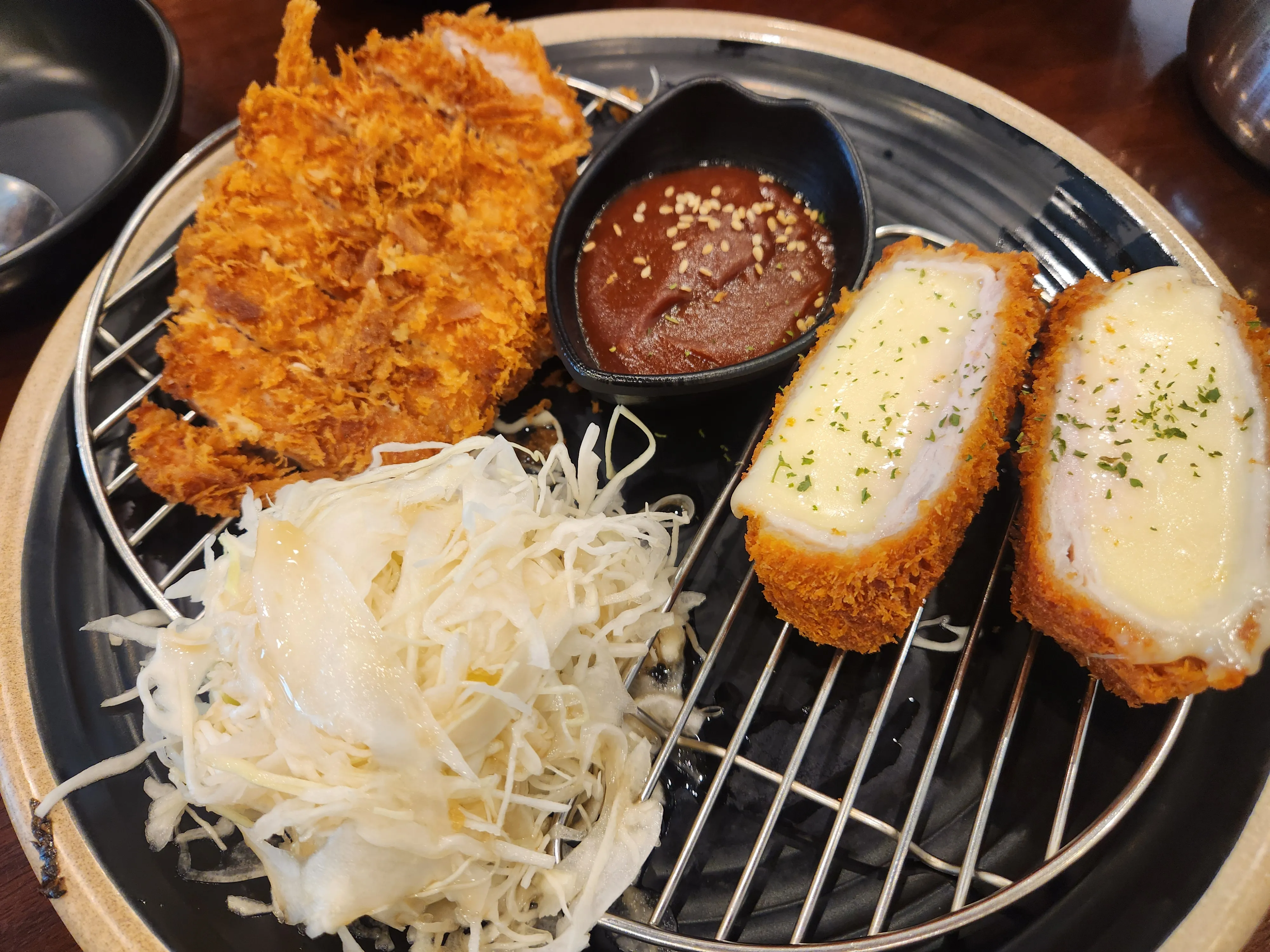 모듬카츠, 바삭한 등심카츠와 치즈가 흘러나오는 치즈카츠